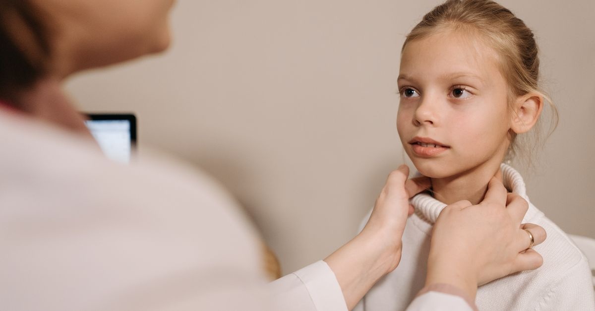 Alergie pokarmowe u maluchów: od pierwszych objawów do trafnej diagnozy — spokojny plan działania dla rodziców