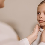 Alergie pokarmowe u maluchów: od pierwszych objawów do trafnej diagnozy — spokojny plan działania dla rodziców