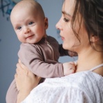Menu mamy, spokój brzuszka: jak odżywianie karmiącej wpływa na ulewania i refluks u niemowląt