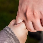 Dotyk, który łączy: Dlaczego czuła bliskość buduje silne więzi i poczucie bezpieczeństwa w rodzinie