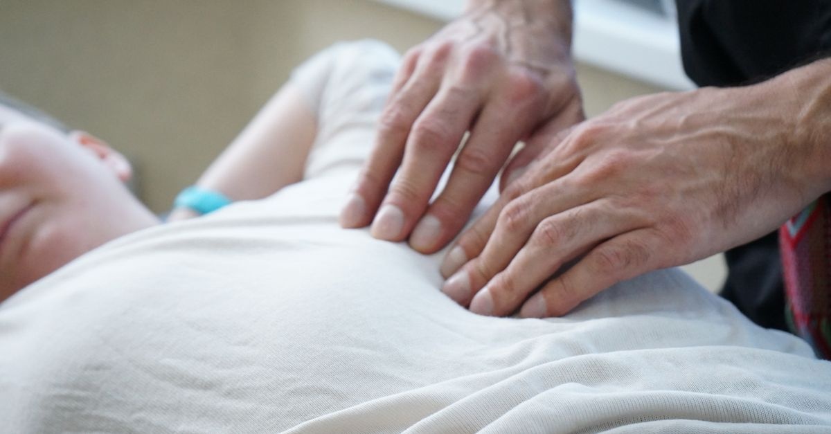 Czuły dotyk osteopaty: jak delikatne techniki wspierają maluchy od pierwszych dni