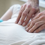 Czuły dotyk osteopaty: jak delikatne techniki wspierają maluchy od pierwszych dni
