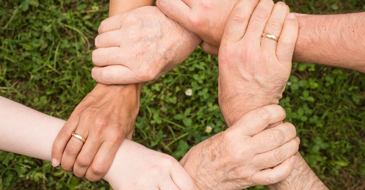 Rodzinne rozmowy, które łączą: jak pielęgnować tolerancję i ciekawość wobec różnorodności